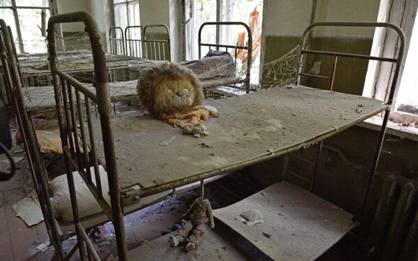 Чернобыльская трагедия затронула жизни миллионов людей.На фото: заброшенный детский садик в зоне отчуждения Чернобыльской АЭС. - Sputnik Латвия