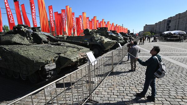 Посетители на выставке трофейной техники, захваченной российскими военнослужащими в ходе спецоперации, на Поклонной горе в Москве - Sputnik Латвия