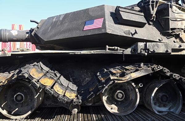 Американский танк Abrams, захваченный российскими военнослужащими в ходе спецоперации на Украине - Sputnik Латвия