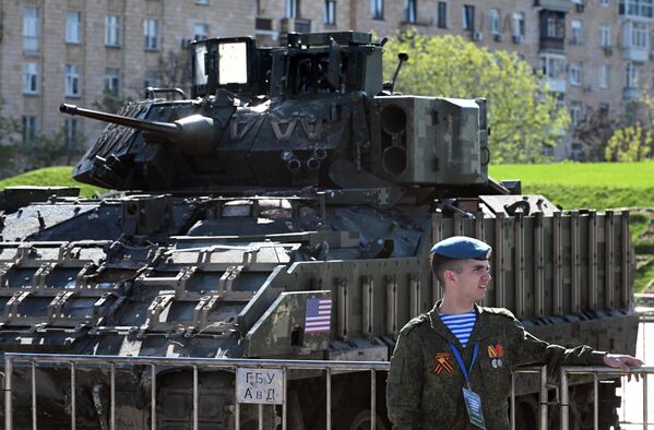 Американская БМП М2 Bradley, захваченная российскими военнослужащими в ходе спецоперации, присутствует среди образцов на выставке - Sputnik Латвия