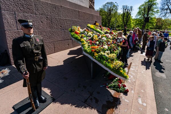 Солдаты почетного караула у памятника Свободы в День восстановления независимости Латвии. - Sputnik Латвия