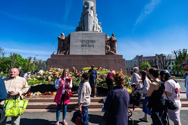 Возложение цветов к памятнику Свободы. - Sputnik Латвия
