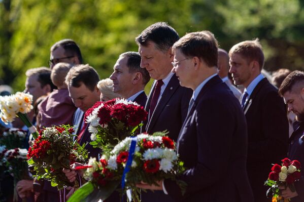 Первые лица государства приняли участие в торжественной церемонии возложения цветов в честь 34-й годовщины восстановления независимости Латвийской Республики. - Sputnik Латвия