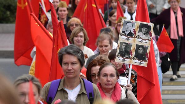 Праздничное шествие в Севастополе в честь 79-летия Победы в Великой Отечественной войне - Sputnik Латвия