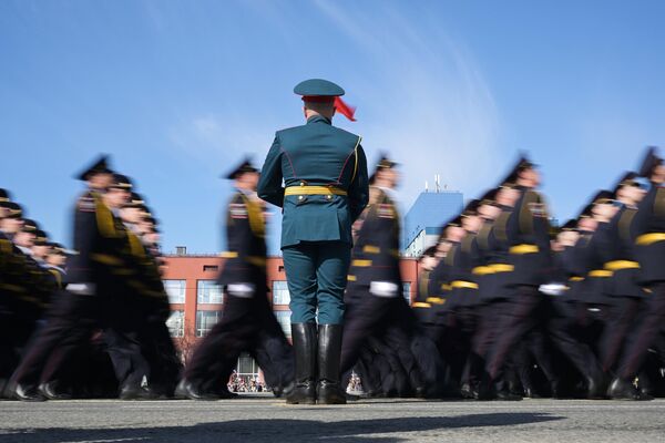 Военнослужащие на военном параде в Новосибирске в честь 79-летия Победы в Великой Отечественной войне - Sputnik Латвия