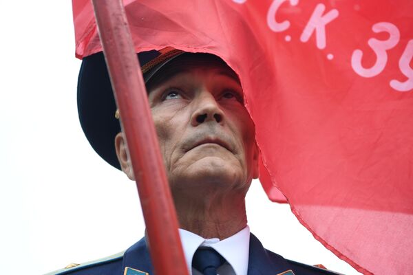 Военнослужащий на церемонии возложения цветов и венков к мемориалу Вечный огонь в сквере Воинской Славы в Севастополе - Sputnik Латвия