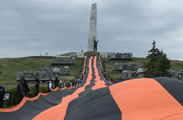 На мемориале Саур-Могила в Донецкой Народной Республике провели акцию ко Дню Победы - Sputnik Латвия