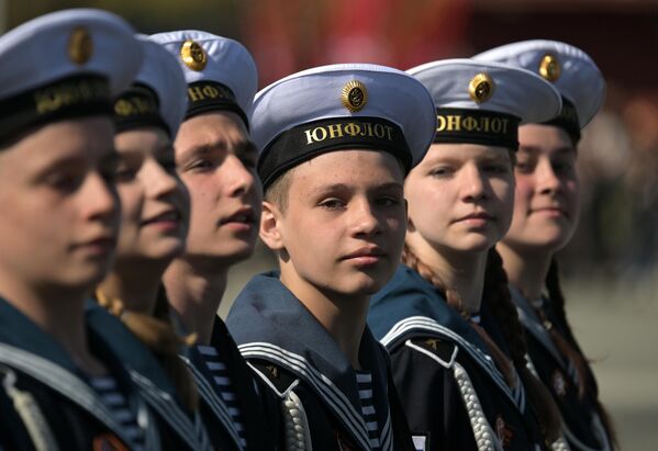 Представители молодежного патриотического движения Юнфлот на военном параде в Новосибирске  - Sputnik Латвия