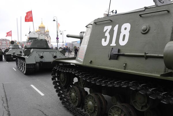 Самоходно-артиллерийская установка ИСУ - 152 Зверобой на военном параде во Владивостоке - Sputnik Латвия