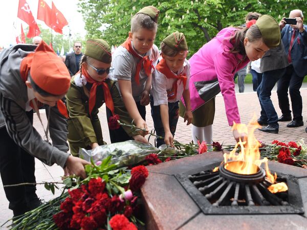 Возложение цветов и венков к мемориалу Вечный огонь в сквере Воинской Славы в Севастополе - Sputnik Латвия