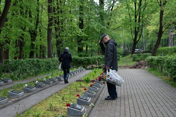 Рижане возлагают цветы к захоронениям воинов-освободителей. - Sputnik Латвия
