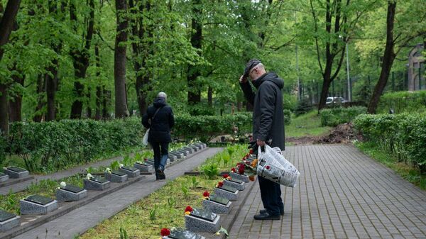 Представители посольства РФ в Латвии возложили цветы на могилы советских воинов - Sputnik Латвия