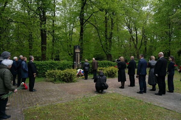 Представители посольства РФ в Латвии возложили цветы на могилы советских воинов. - Sputnik Латвия