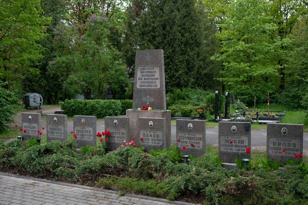 На Гарнизонном кладбище представители посольства РФ возложили цветы и венки к монументу на братских могилах советских воинов. - Sputnik Латвия