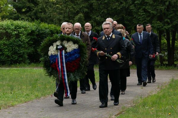 Представители посольства РФ прибыли на Покровское кладбище в Риге. - Sputnik Латвия