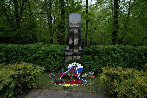 Венки и цветы на могиле безымянного солдата на Гарнизонном кладбище. - Sputnik Латвия