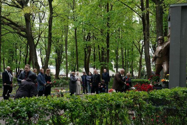 Возложение цветов и венков состоялось в День Победы, несмотря на все запреты латвийских властей. - Sputnik Латвия