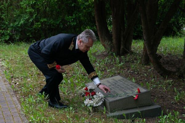 Представители посольства РФ в Латвии возложили цветы на могилы советских воинов. - Sputnik Латвия