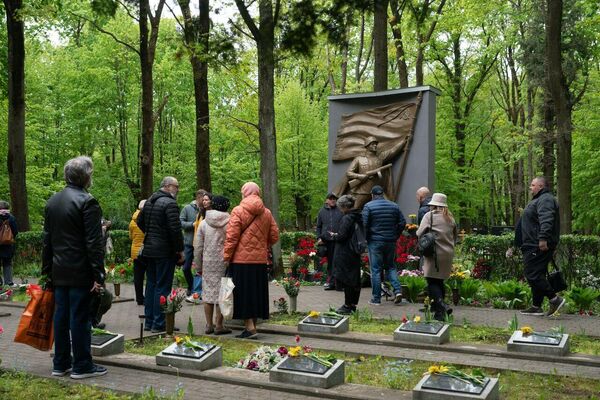 Возложение цветов на Покровском кладбище в Риге в День Победы. - Sputnik Латвия