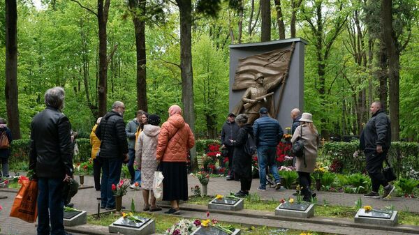 Представители посольства РФ в Латвии возложили цветы на могилы советских воинов - Sputnik Латвия