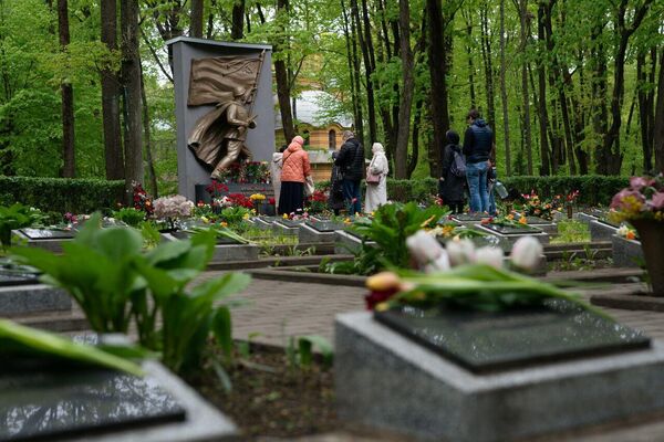 В Латвии официально запрещено праздновать 9 Мая, жители только могут возложить цветы на местах захоронений воинов, погибших в борьбе с фашистами. - Sputnik Латвия