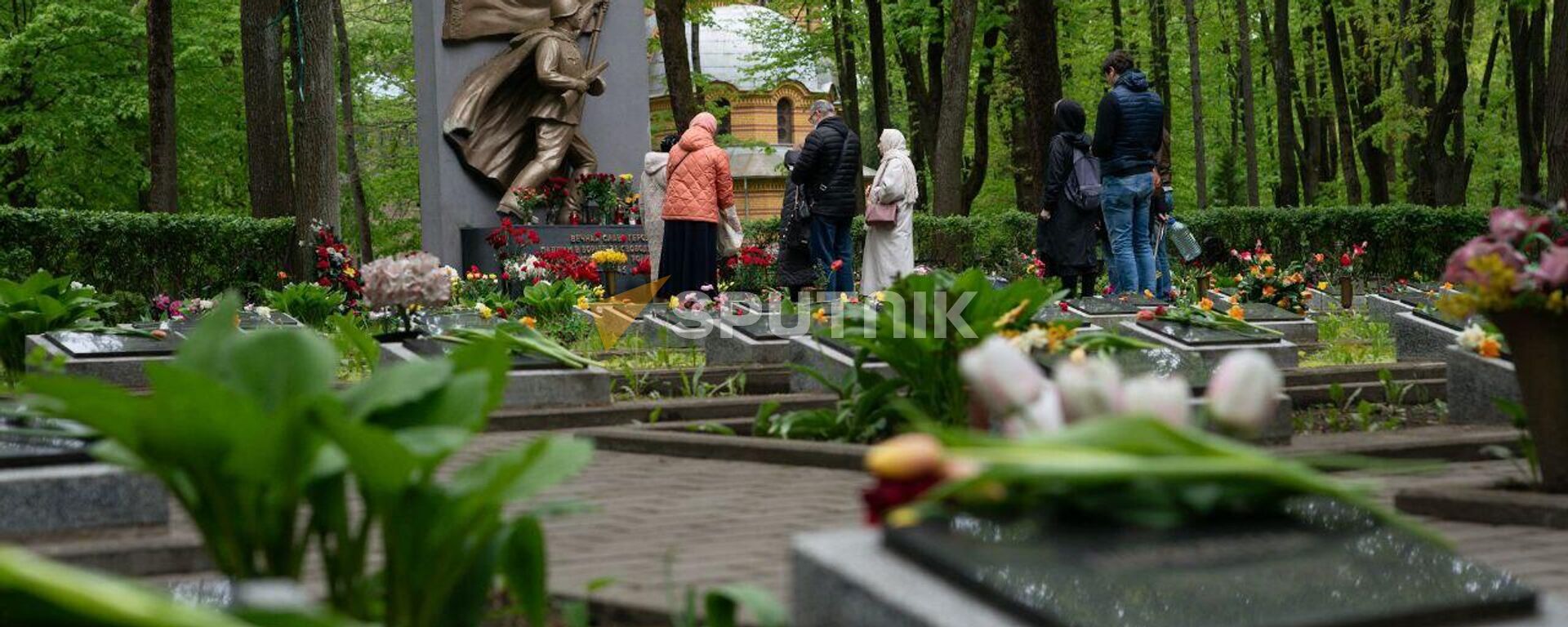 Представители посольства РФ в Латвии возложили цветы на могилы советских воинов - Sputnik Латвия, 1920, 30.12.2024