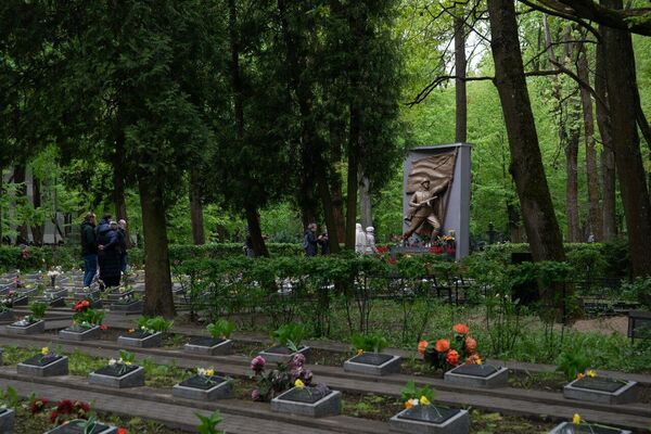 На Покровском кладбище в Риге расположены два места захоронения красноармейцев – меньшее, относящееся к лету 1941 г., и большее, относящееся к 1944-1946 гг. - Sputnik Латвия