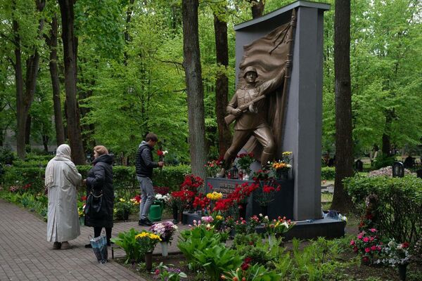 На Покровском кладбище в Риге неравнодушные люди возлагают цветы 9 мая 2024 года. - Sputnik Латвия