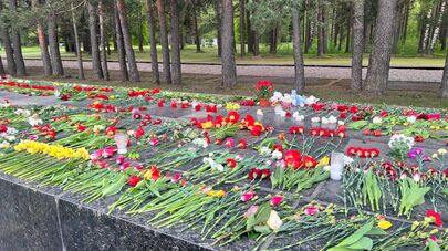 Возложение цветов к мемориалу в Саласпилсе
