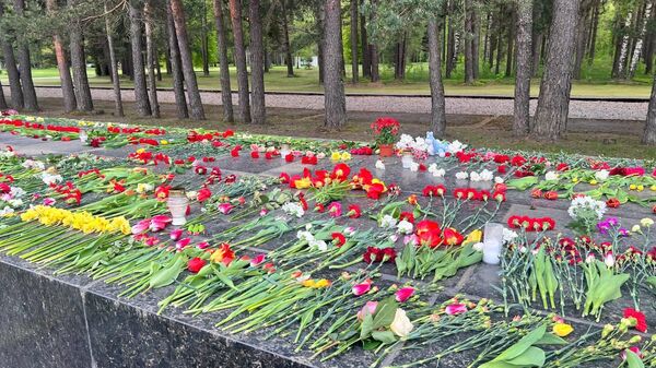 Возложение цветов к мемориалу в Саласпилсе - Sputnik Латвия