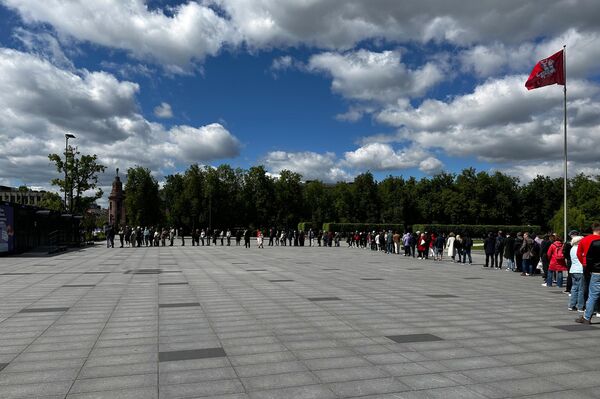 В центре Вильнюса на площади Лукишкес с 7 мая открылись павильоны для голосования. В первый день образовалась длинная очередь прежде всего из-за подтормаживания общей системы. - Sputnik Латвия