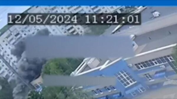 Кадры, предположительно, с моментом попадания снаряда в жилой дом в Белгороде - Sputnik Латвия