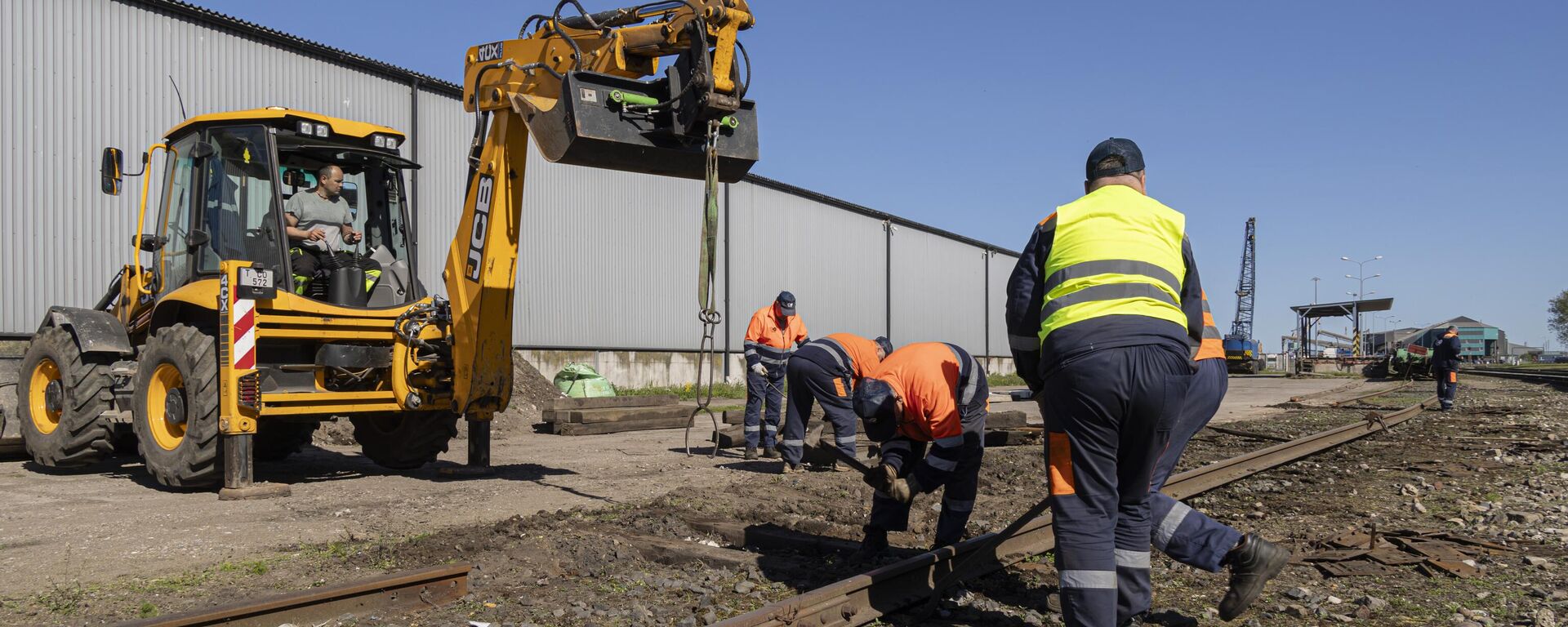 Замена шпал в Лиепайском порту - Sputnik Латвия, 1920, 02.07.2025