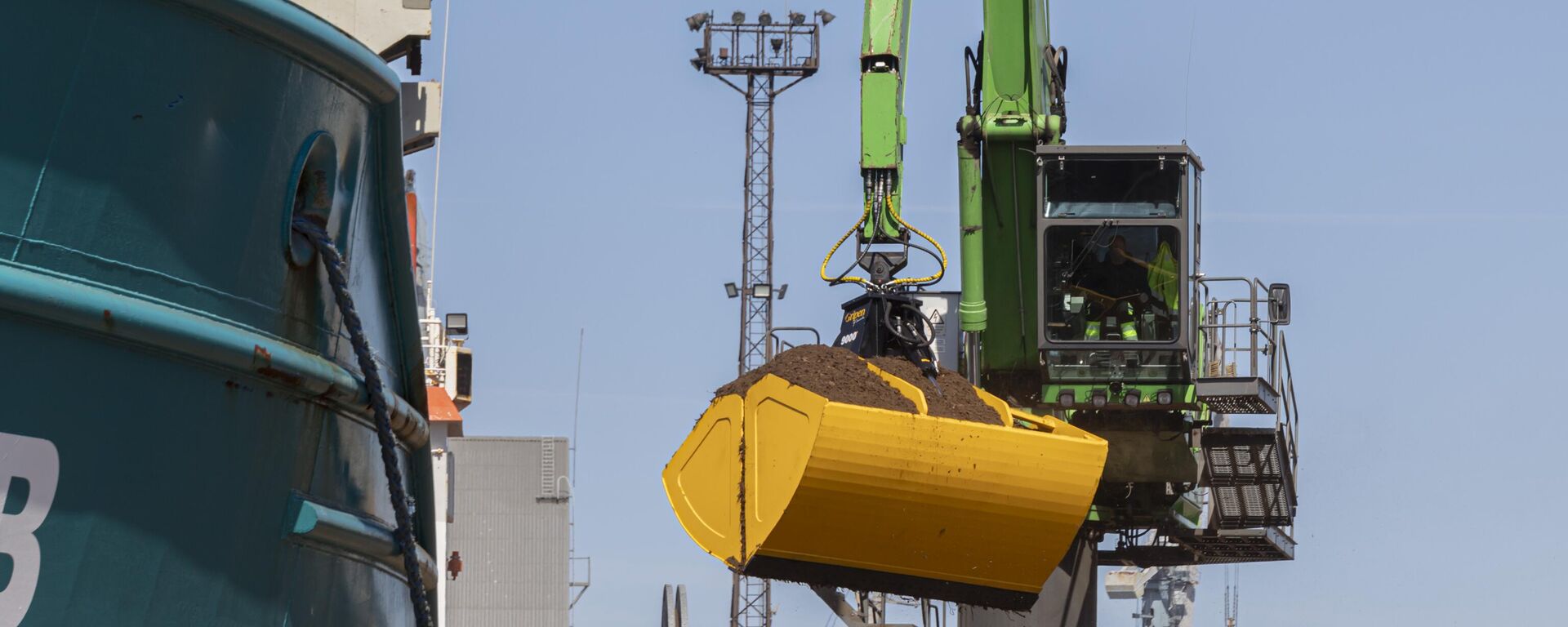 Перевалка торфа в порту Лиепаи - Sputnik Латвия, 1920, 20.09.2025