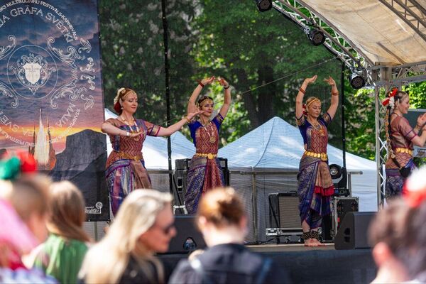 В Рижском парке Зиедоньдарзс прошел международный фестиваль Майского графа - Sputnik Латвия