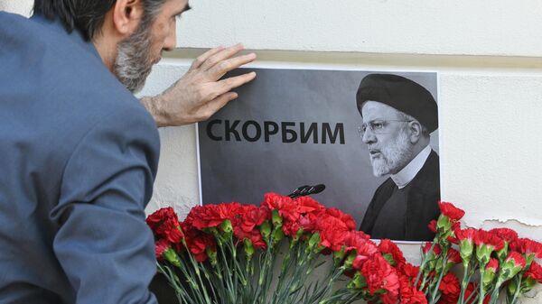 Цветы у посольства Ирана в Москве в память о погибшем президенте страны Ибрагиме Раиси и главе иранского МИД Хосейне Абдоллахиане - Sputnik Латвия