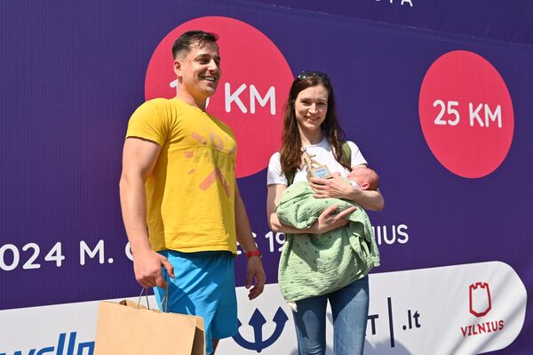 В руках у женщины — самый  юный участник мероприятия. Ему еще не исполнился месяц. - Sputnik Латвия