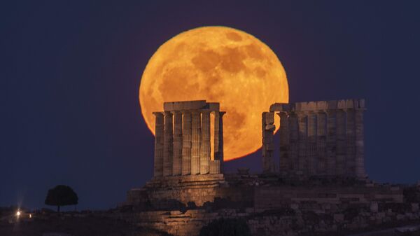 Луна восходит над храмом Посейдона в Сунионе, Греция - Sputnik Латвия