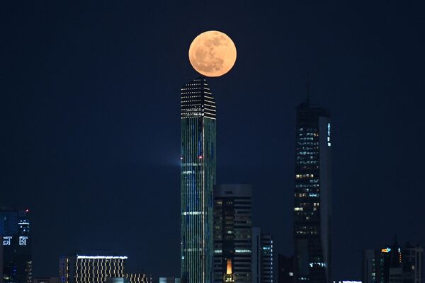 Полная луна восходит над городом Кувейт. - Sputnik Латвия