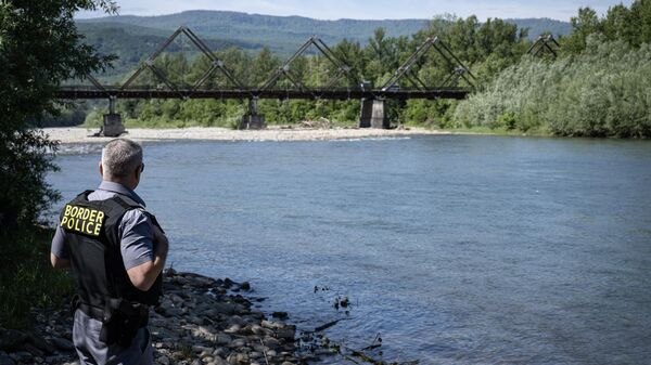 Румынский пограничник на берегу реки Тиса на румынско-украинской границе - Sputnik Латвия
