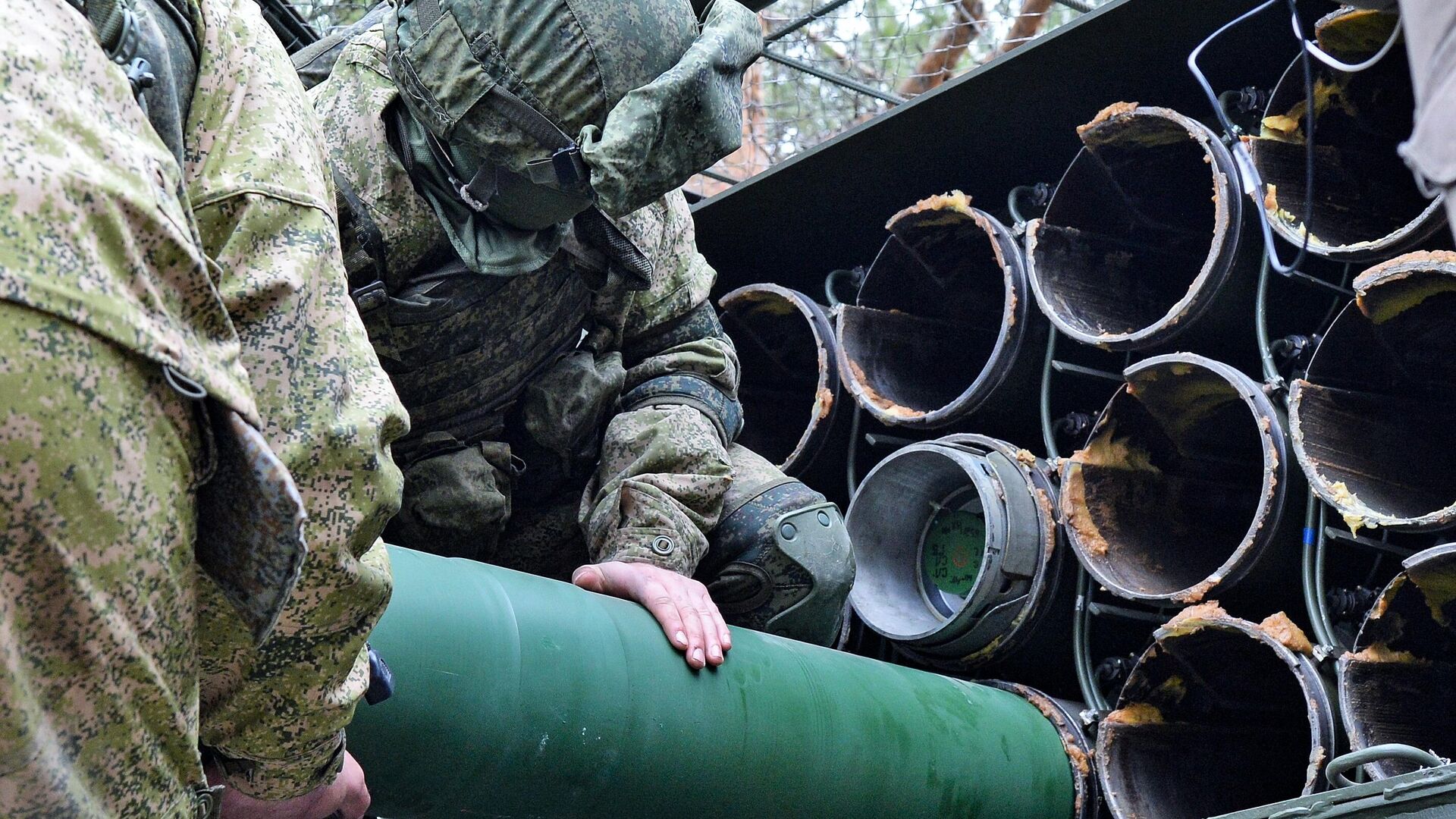 Расчет ВС РФ заряжает тяжелую огнеметную систему - Sputnik Латвия, 1920, 06.06.2024