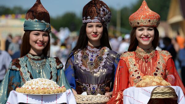 Девушки в национальных костюмах встречают гостей хлебом с солью и чак-чаком перед официальном открытием праздника Сабантуй в Казани - Sputnik Латвия
