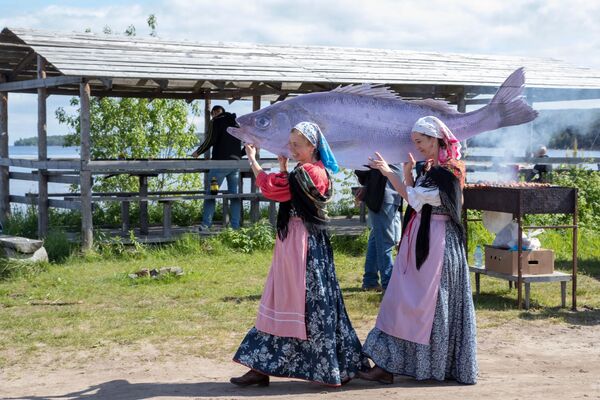 Участники фестиваля вепсской культуры &quot;Kalarand&quot; (&quot;Рыбный берег&quot;) в селе Рыбрека Прионежского района республики Карелии.  - Sputnik Латвия