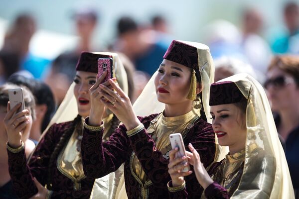 Девушки в национальных костюмах во время празднования Хыдырлеза (праздника весны и плодородия) в Бахчисарае - Sputnik Латвия