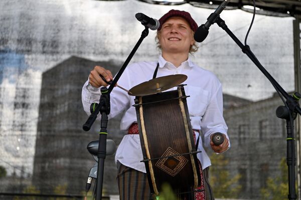 На сцене на Лукишской площади выступали коллективы народного фольклора. - Sputnik Латвия