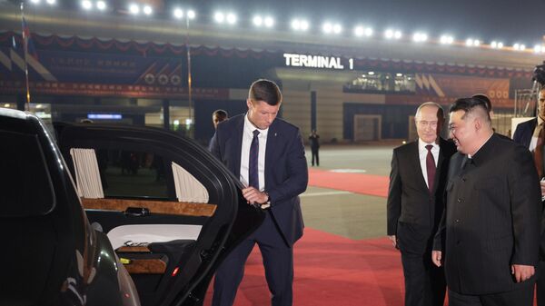 Путин и Ким Чен Ын несколько секунд не могли решить, кто первым сядет в Aurus. - Sputnik Латвия