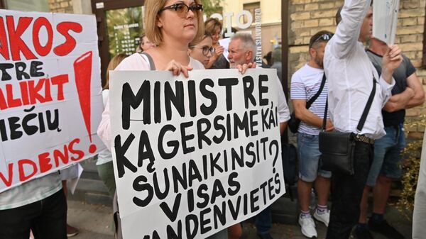 Акция протеста по поводу качества воды в Вильнюсе  - Sputnik Латвия