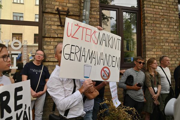 &quot;Хватит уничтожать питьевую воду&quot;, &quot;Министр, что мы будем пить, когда уничтожим водоисточники?&quot;, &quot;Хватит уничтожать питьевую воду&quot; - эти и подобные плакаты держали в руках участники пикета. - Sputnik Латвия