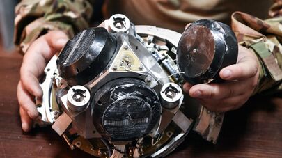 Российский специалист изучает гироскоп наведения ракеты ATACMS