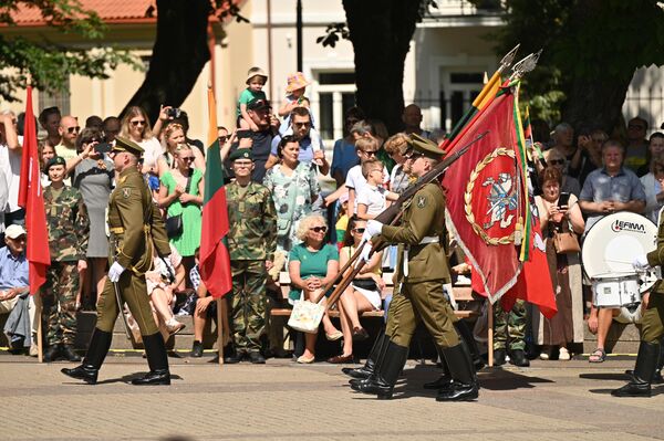 По традиции каждый год в полдень на площади Даукантаса, перед президентским дворцом, поднимаются национальные флаги. - Sputnik Латвия